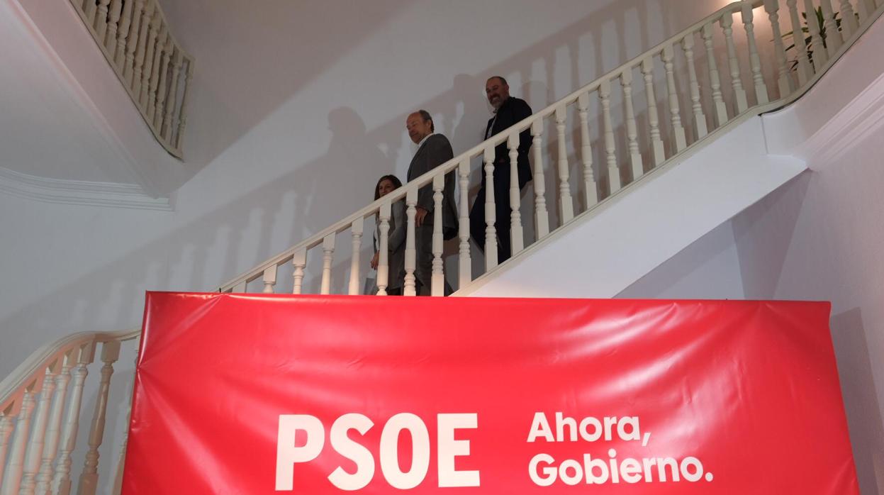 La secretaria provincial del PSOE, Irene García, acompañada de tercer diputado por Cádiz, Juan Carlos Campo