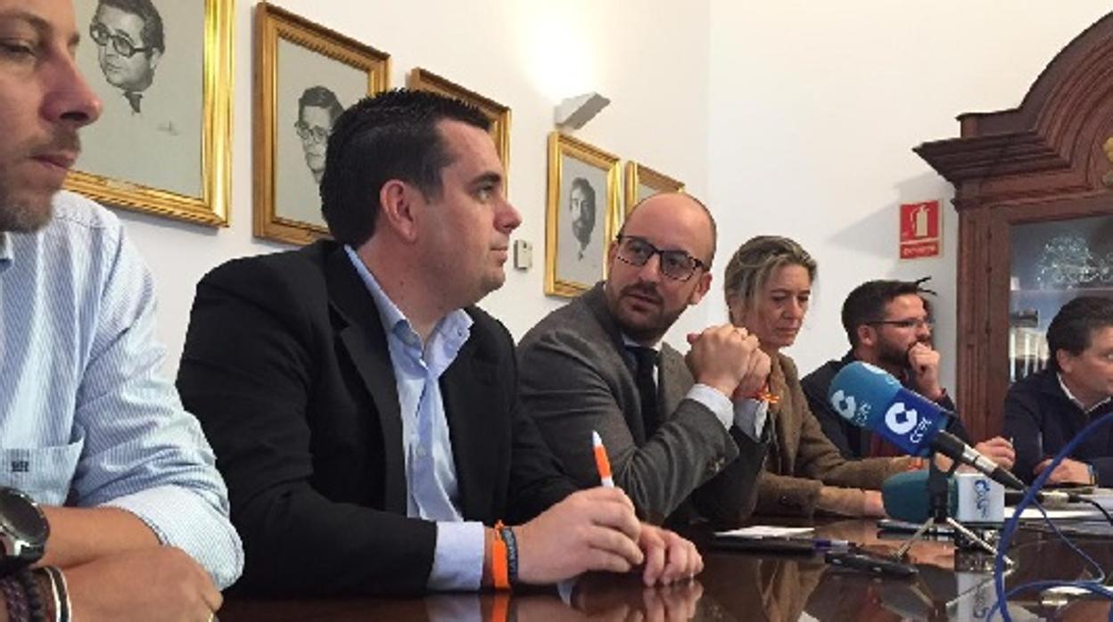 Beardo ofreció la rueda de prensa acompañado por la Junta de Portavoces