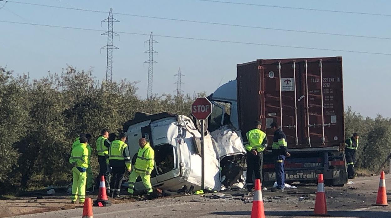 Accidente en la carretera de Utrera a Arahal el pasado mes de febrero, donde murieron cinco personas