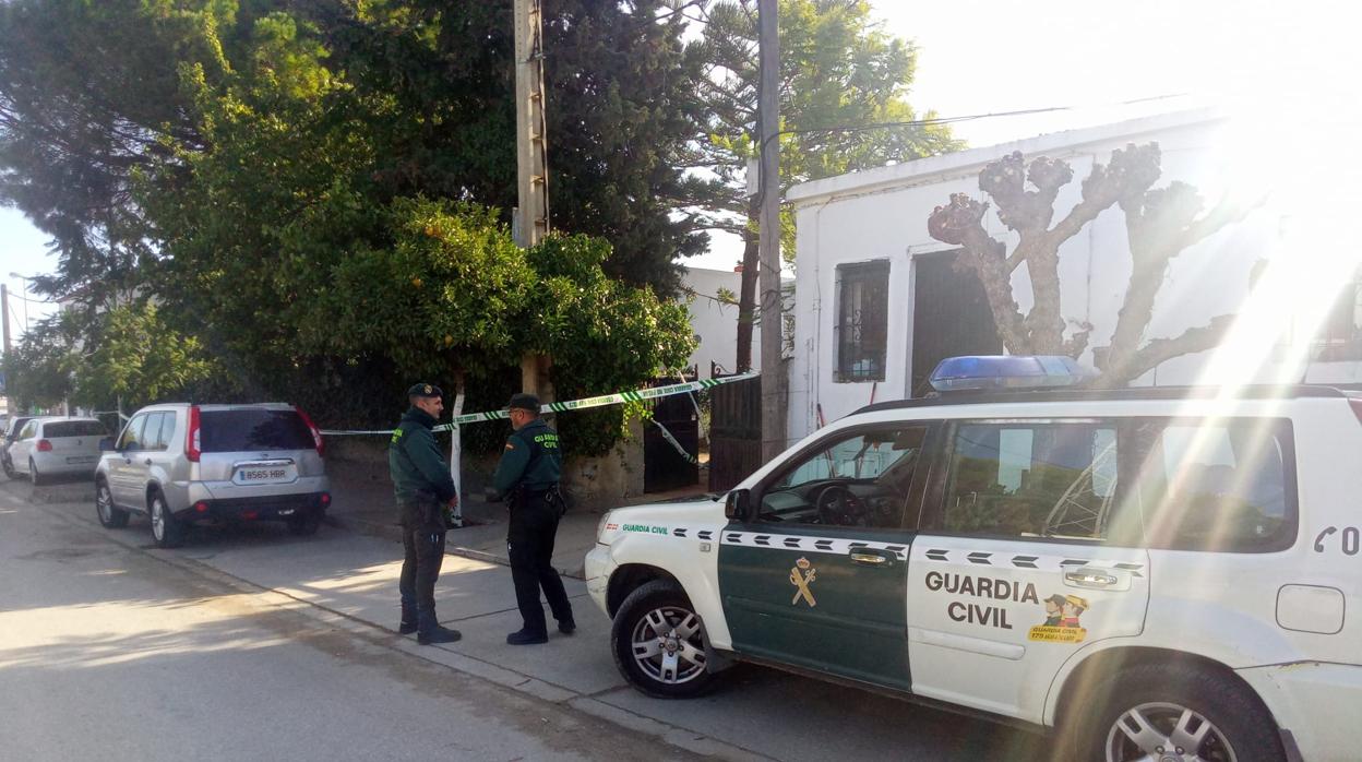 Los agentes de la Guardia Civil en el lugar de los hechos, en Benalup