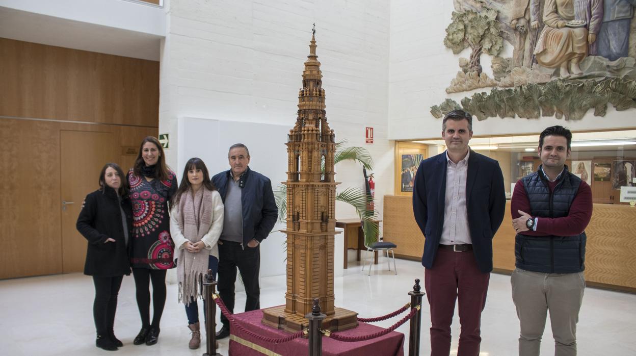 La Torre de la Victoria expuesta en la entrada del Ayuntamiento de Estepa