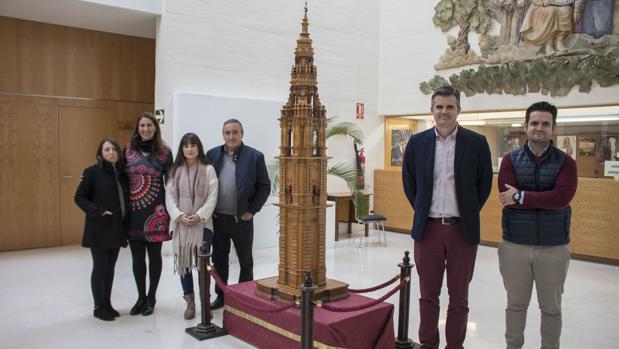 El fraile Padre Sixto Burgos Aguado dona al pueblo de Estepa la escultura de la Torre de la Victoria