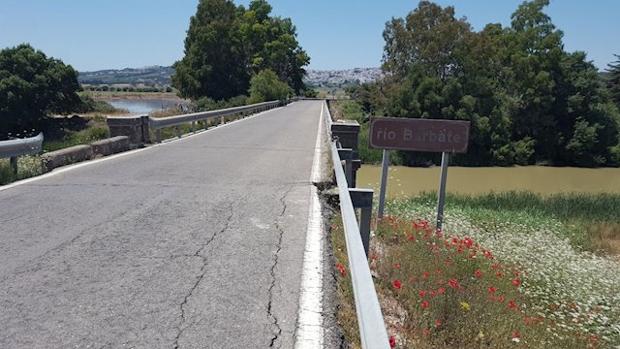 Corte de tráfico en la carretera de El Castaño, que une Benalup con la autovía Jerez-Los Barrios