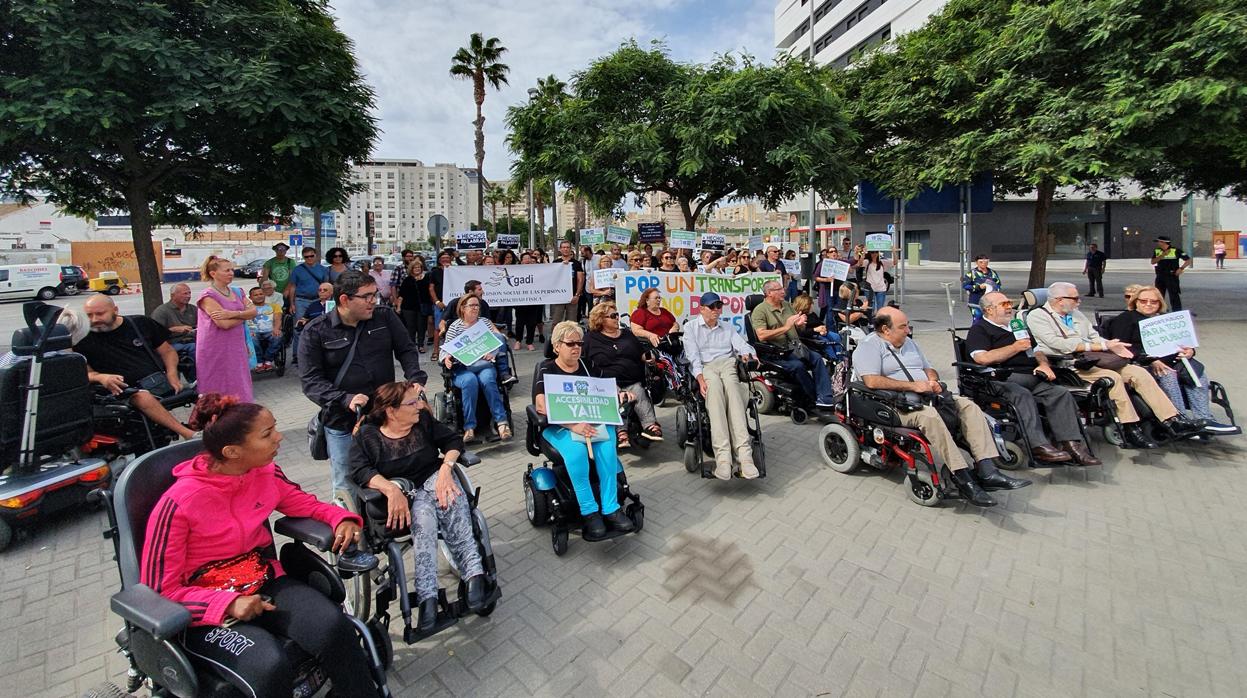 Manifestación convocada por Agadi para solicitar un transporte «digno, disponible y accesible» en la ciudad y en la Bahía de Cádiz.