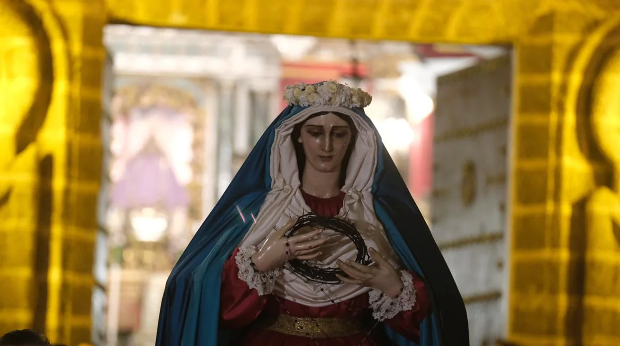 La Virgen de las Penas recorre las calles de La Viña.