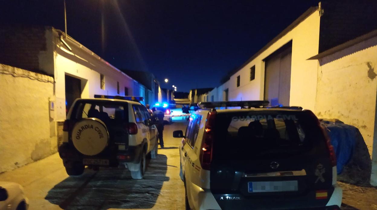 Coches de la Guardia Civil en el lugar del crimen