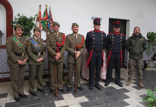 Abanderadas, gastadores, portadores de la corona con uniforme clásico, y cuerpo de seguridad formaron parte del despliegue