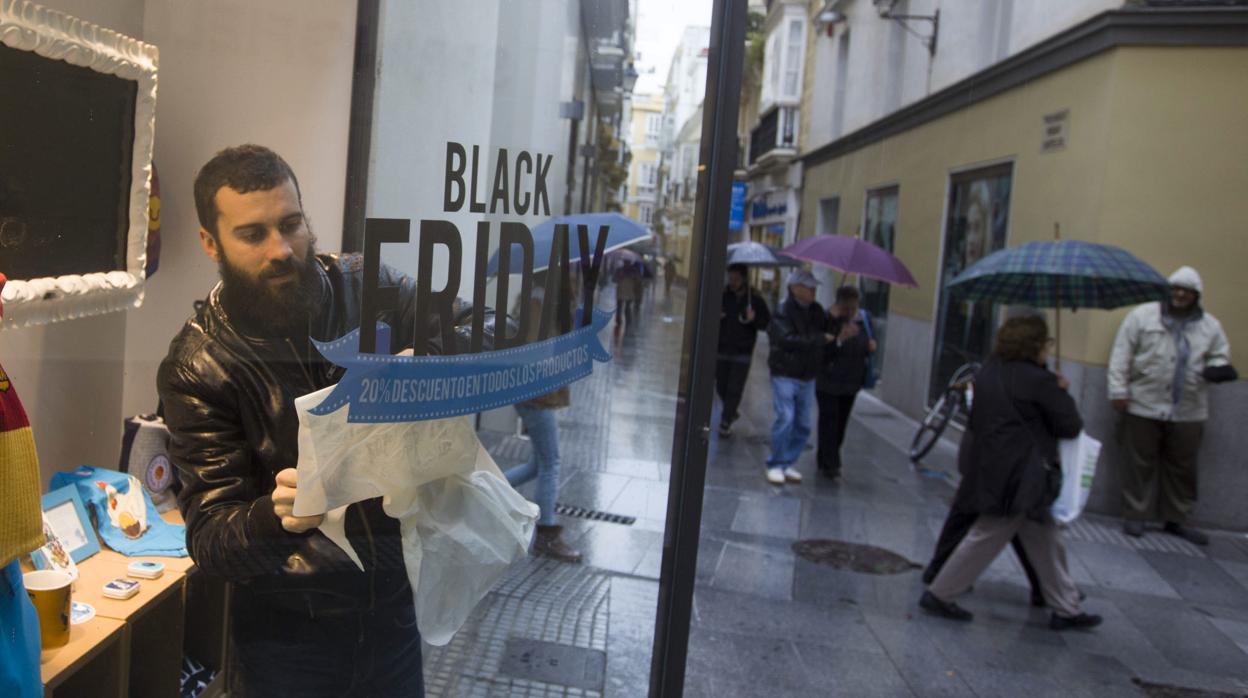 Carteles en los comercios anunciando el Black Friday