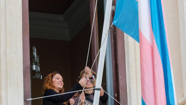 Izada la bandera trans en el Ayuntamiento de Cádiz