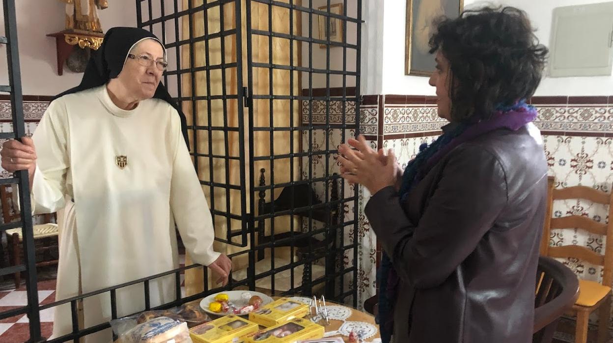 Sor Isabel atiende en el locutorio a Cocha Carmona, responsable de la Oficina de Turismo de Marchena.