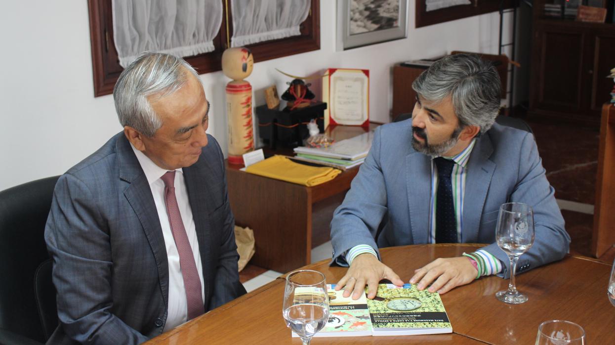 El nuevo embajador de Japón en España, Hiramatsu Kenji, junto al alcalde de Coria, Modesto González