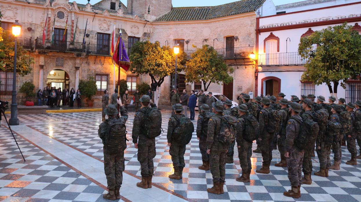 Izado de la bandera en la Plaza de España de Lora del Río.