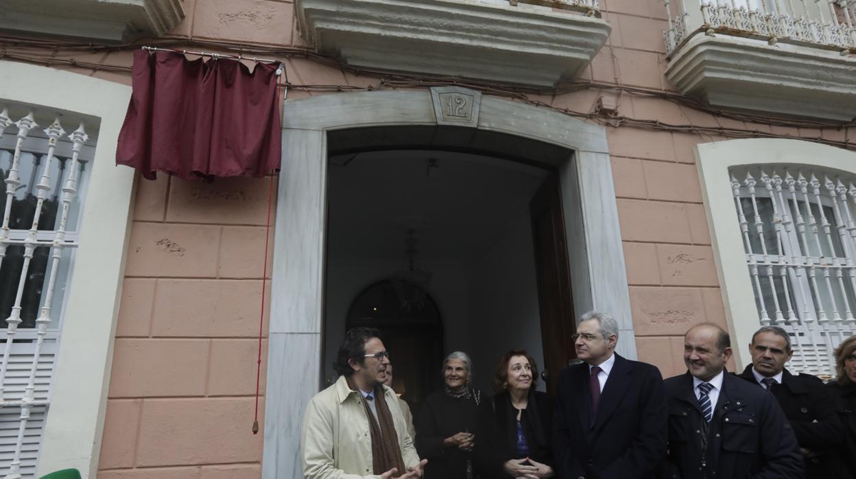 Momentos antes de descubrir la placa homenaje a Pérez-Llorca