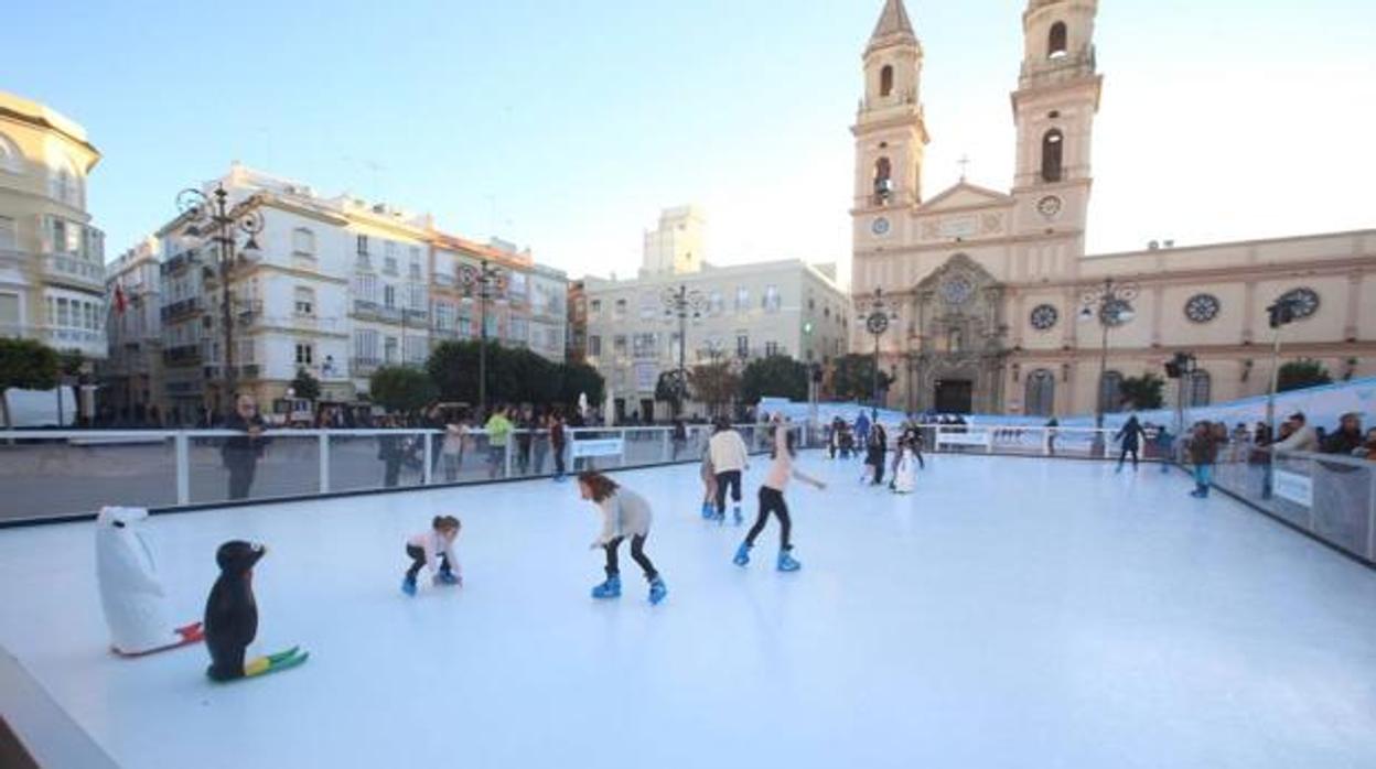 Pista de hielo de la plaza de San Antonio, en la capital gaditana.