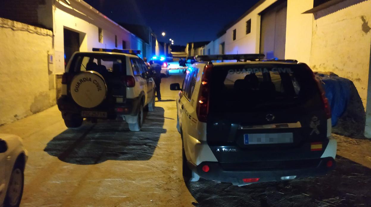 Los coches de la Guardia Civil en el escenario del crimen