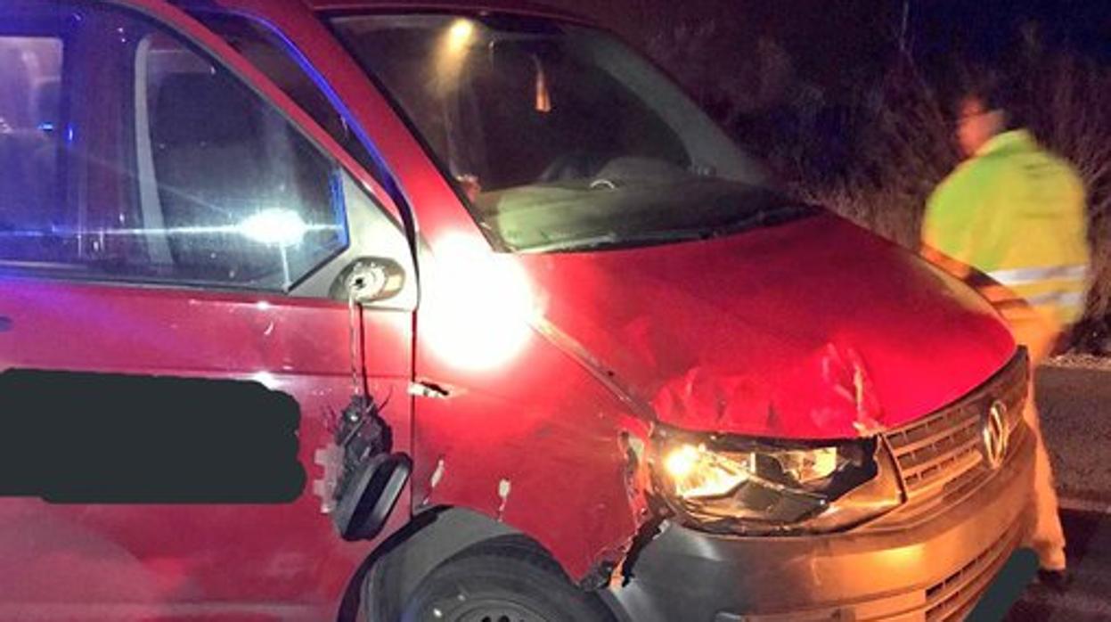 El coche que conducía la víctima en el lugar del accidente