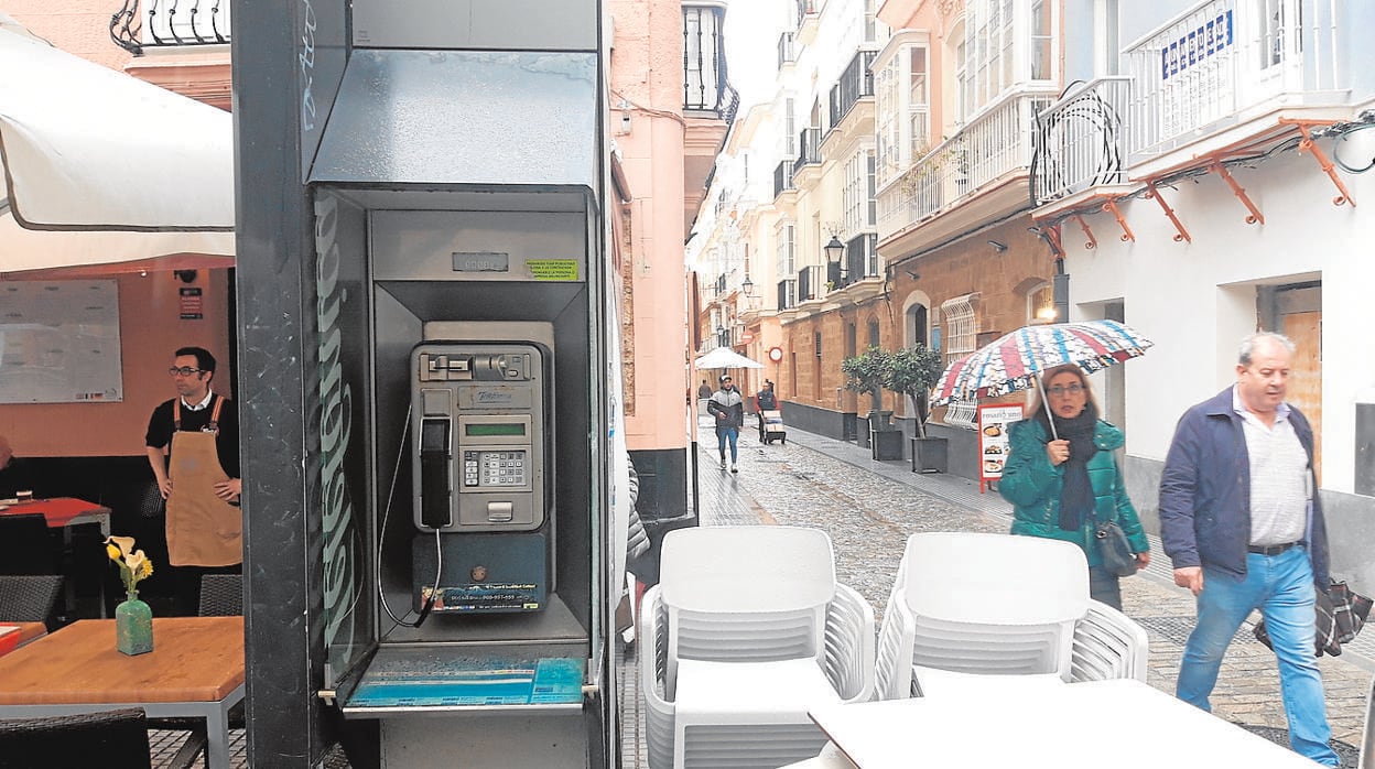 Una de las 38 cabinas telefónicas que quedan en Cádiz.