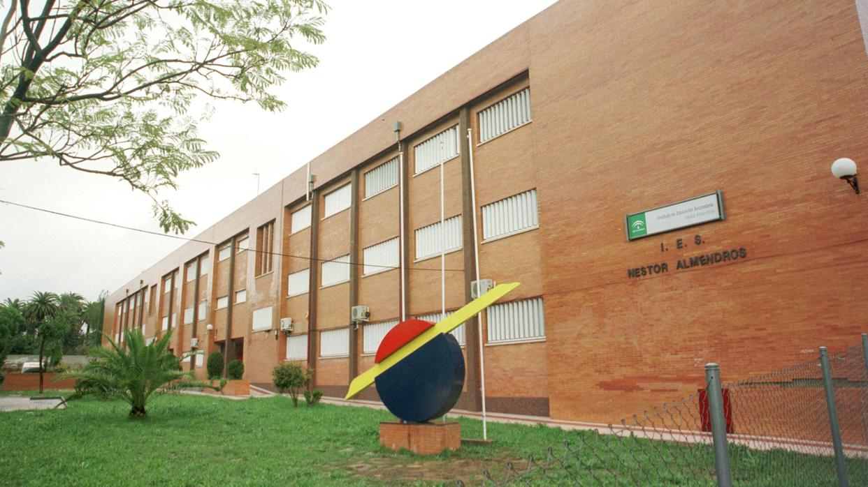 Edificio principal del Instituto de Enseñanza Secundaria Néstor Almendros de Tomares