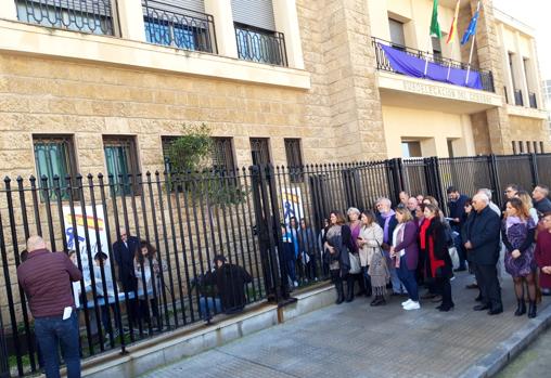 El acto en la puerta de la Subdelegación.