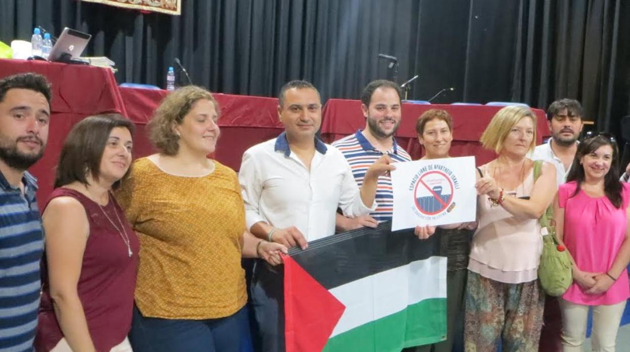 El alcalde de Bollullos de la Mitación, en el centro de la imagen, con una bandera de Palestina