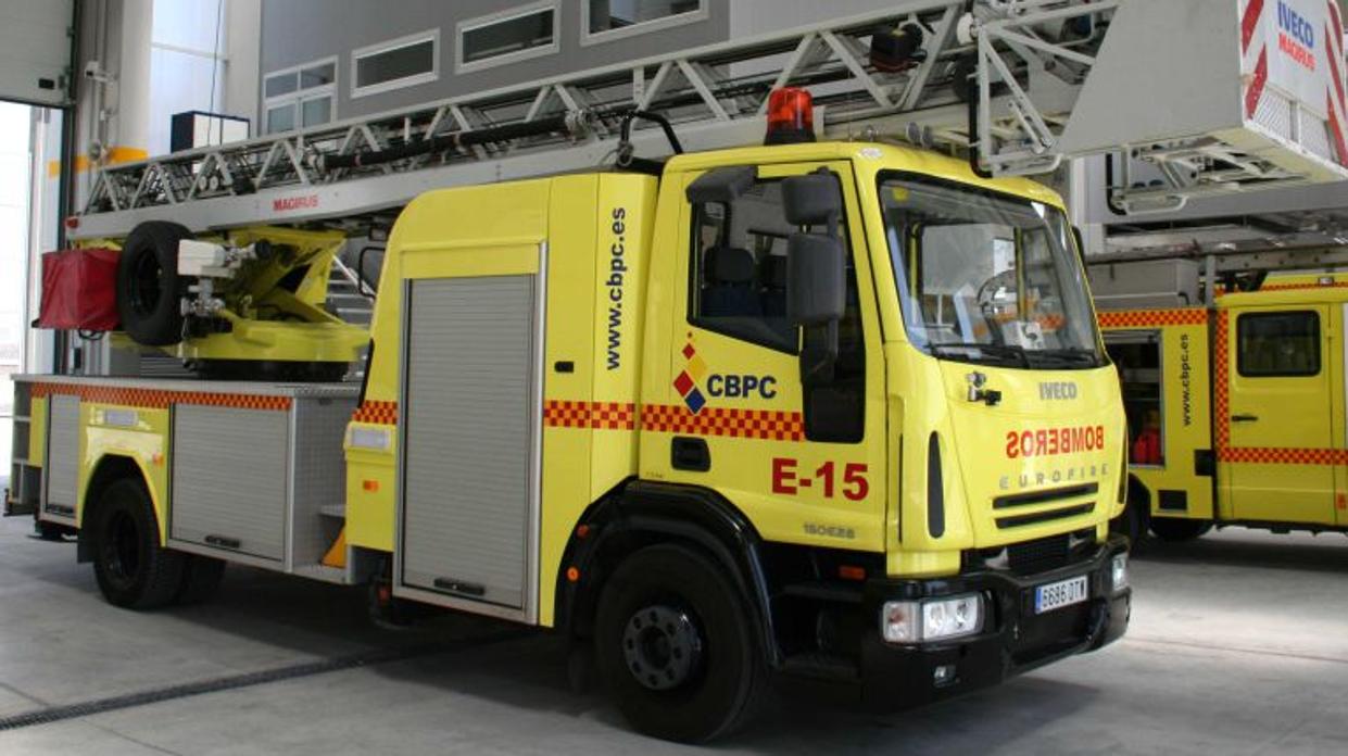 Los bomberos rescatan a un joven de un incendio en una vivienda en Jerez