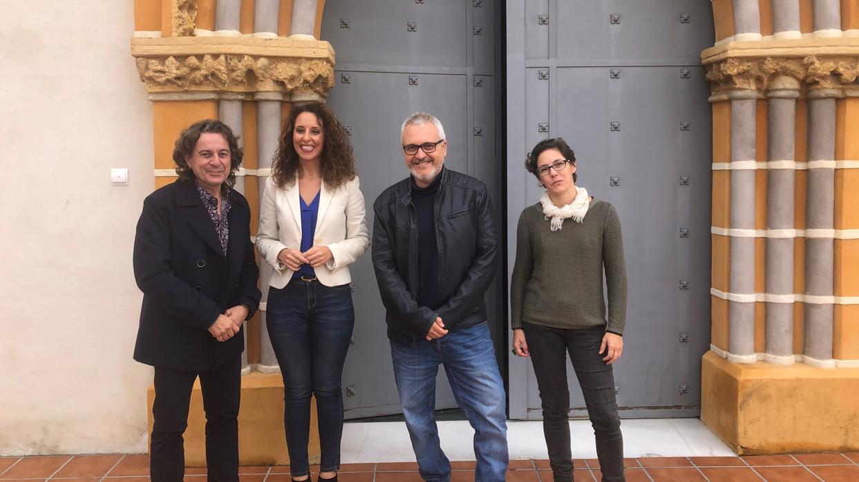 Javier Barón ha posado junto a Carro y Troncoso, a la puerta del Centro San Miguel