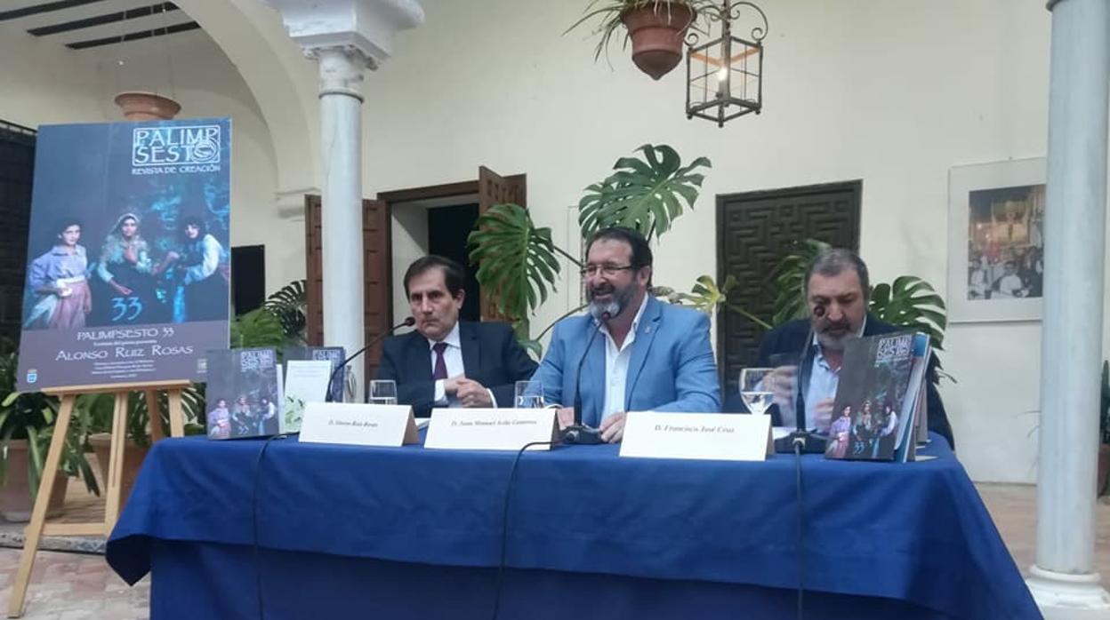 Juan Ávila durante la presentación de la última edición de la revista literaria