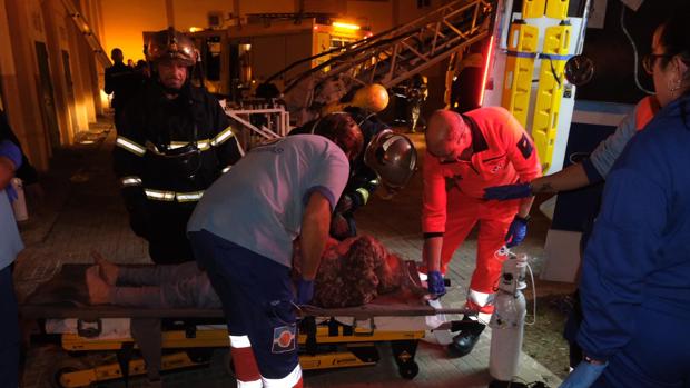 Muere una mujer en un incendio en la plaza de la Alegría en Puerto Real