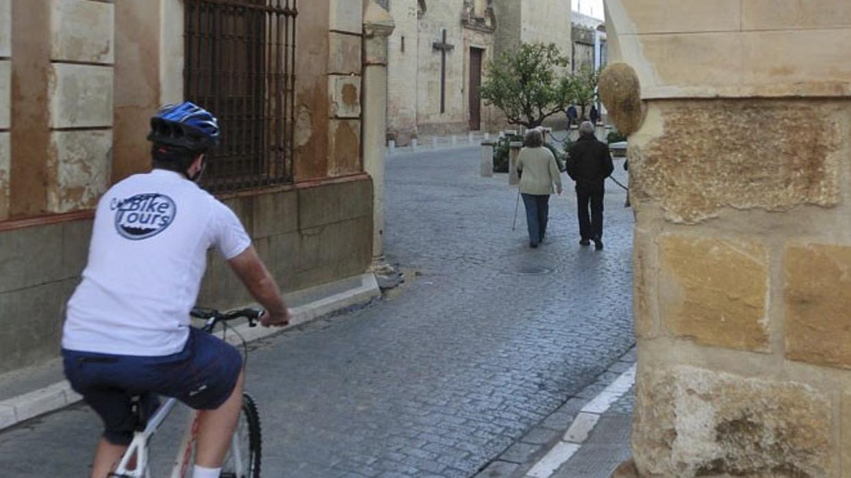 Carmona ofrece a los turistas la posibilidad de visitar pedaleando su patrimonio y sus zonas históricas