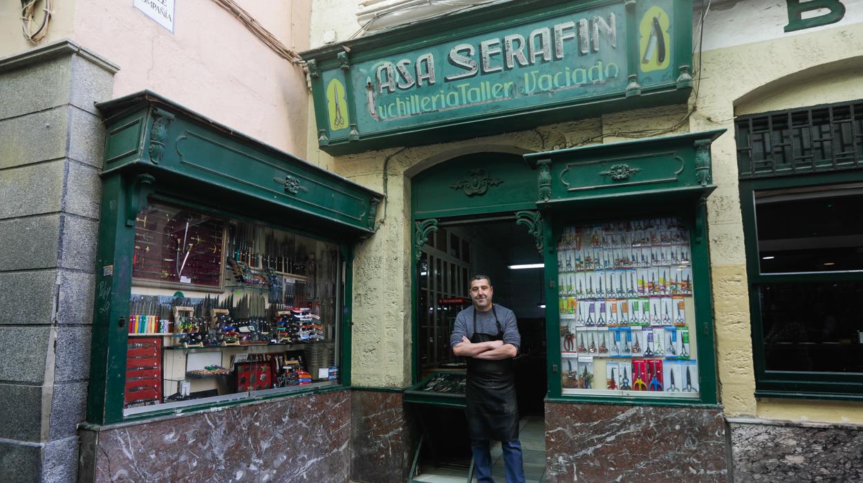 Serafín Gabrieles posa en la puerta de su negocio, Casa Serafín.