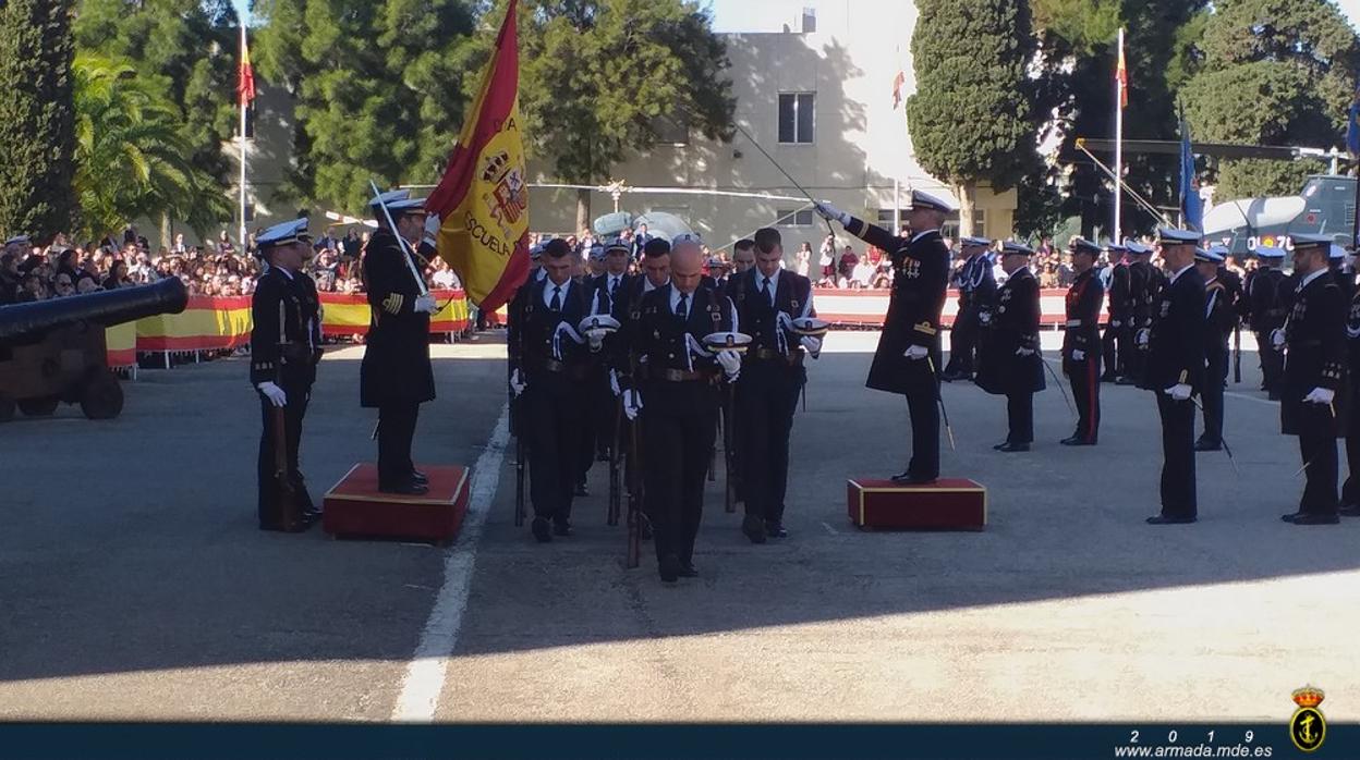 Jura de bandera de alumnos de enseñanza de formación en la Escuela de Suboficiales de la Armada