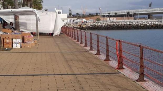 Una malla de un kilómetro protegerá la Bahía de Cádiz de los plásticos del Piojito