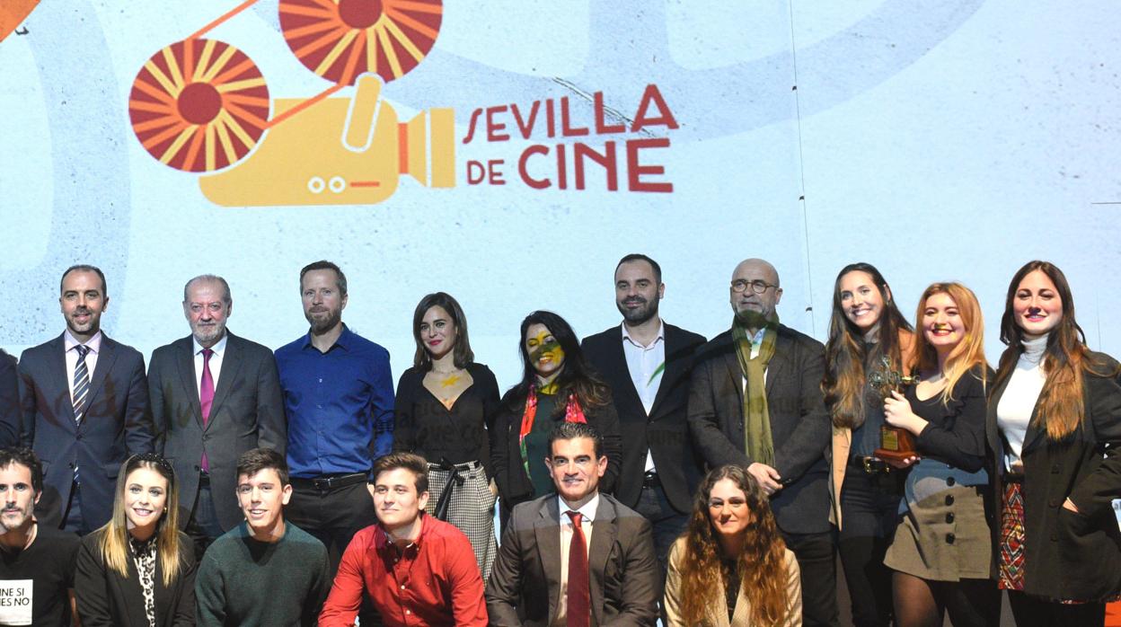 Foto de familia de la entrega de los premios del III Certamen de Cortos de la Provincia de Sevilla