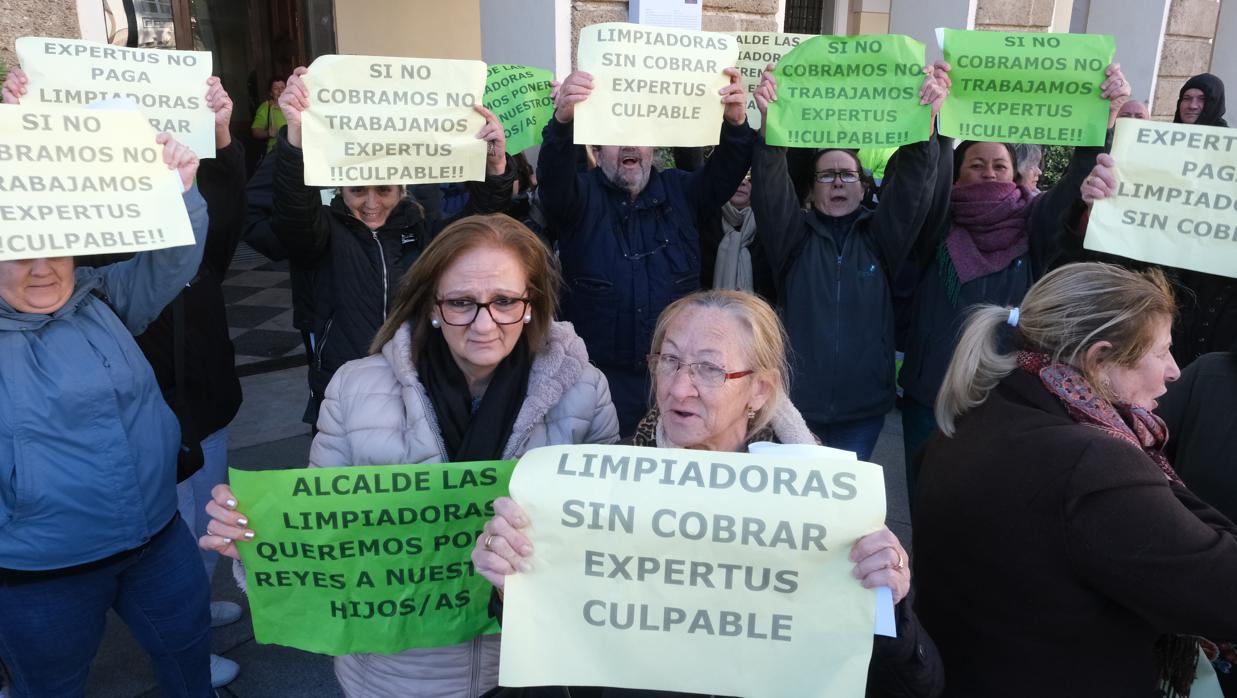 Las limpiadoras siguen con sus protestas en la puerta del Ayuntamiento de Cádiz