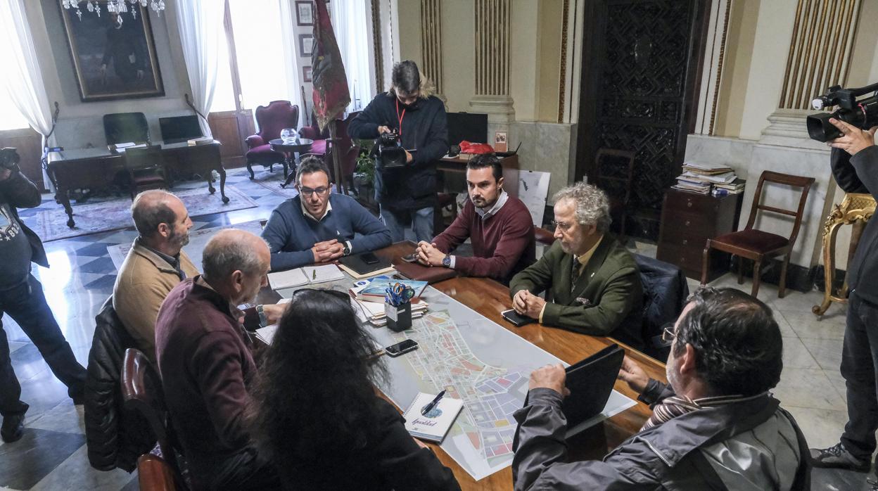 Reunión del alcalde de Cádiz con la plataforma ciudadana 'Valcárcel Universitaria'.