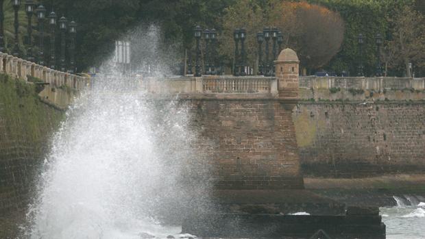 Cádiz, en alerta amarilla por olas de hasta cuatro metros