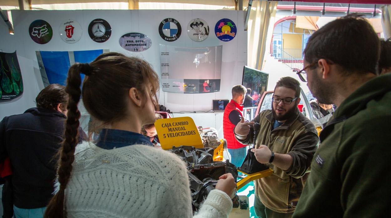 Un alumno del IES Virgen de los Reyes explica a otros detalles sobre el grado de Automoción