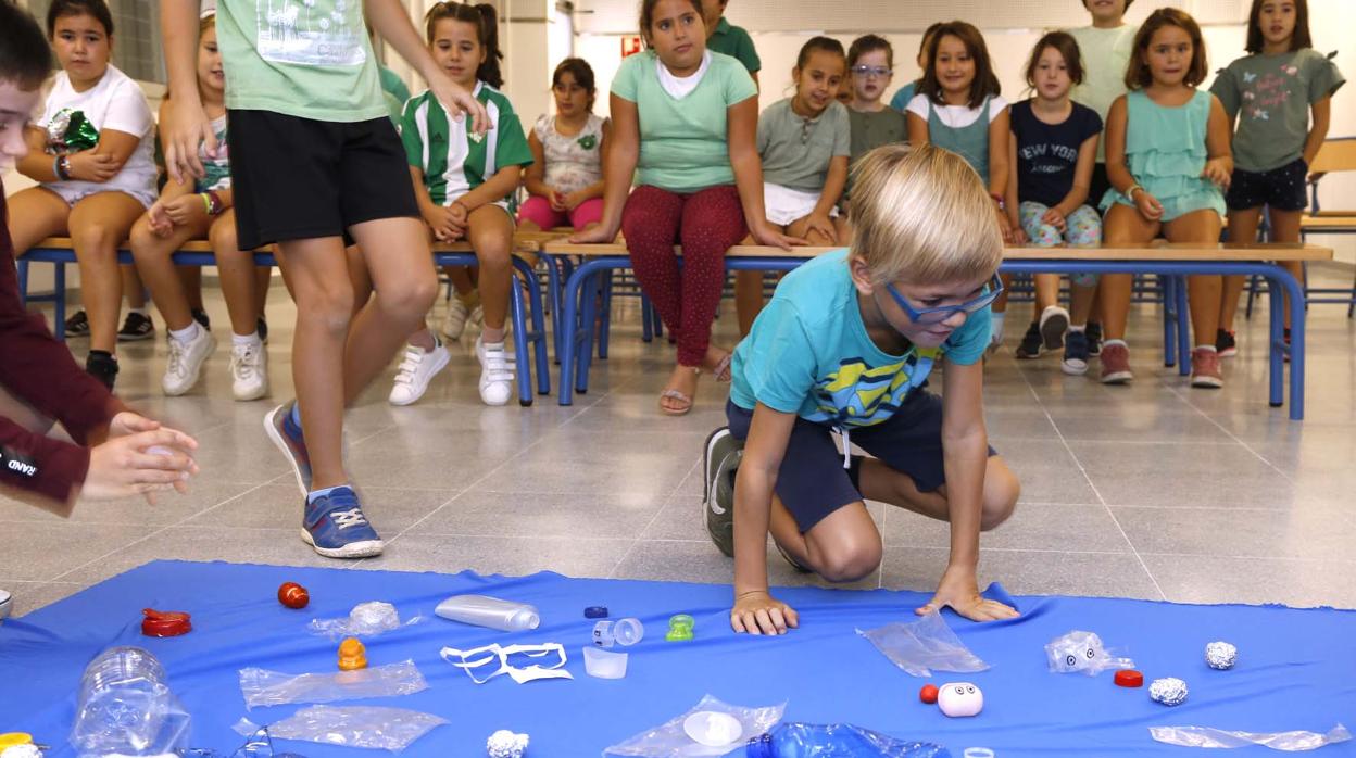 Varios alumnos durante el programa «Vivir sin plásticos» llevado a cabo en un colegio de Mairena del Aljarafe