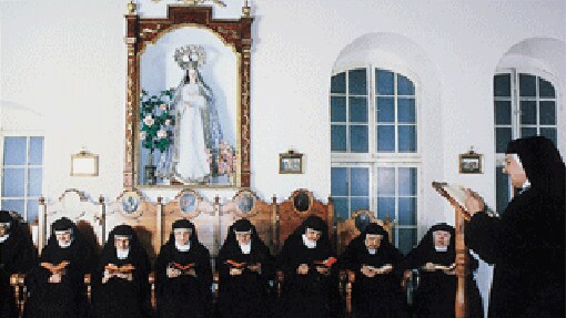Momento de oración en el convento de la congregación de las Mínimas en Jerez.