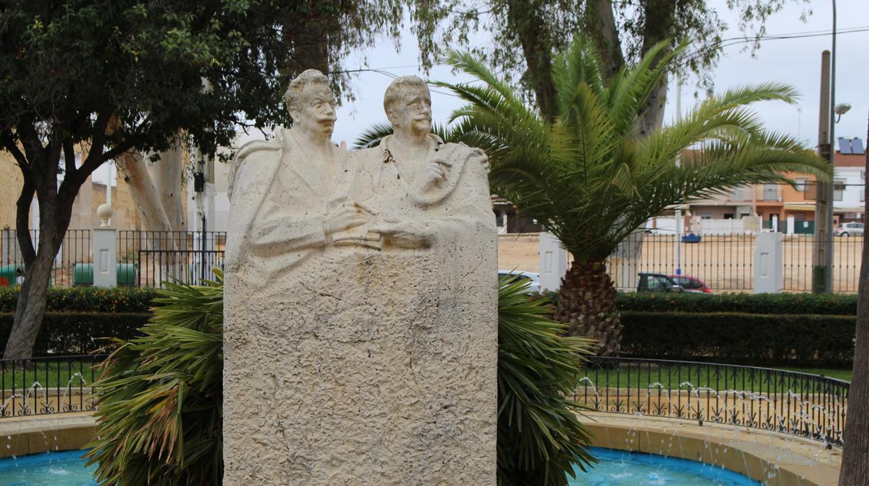 El monumento a los hermanos Álvarez Quintero se quedó en una mínima expresión de lo planificado