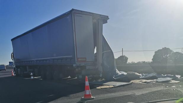 Impactante accidente entre dos camiones en la A-48