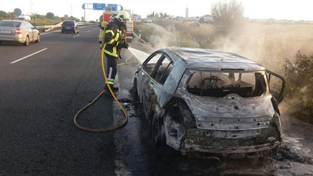 Un espectacular incendio calcina un coche en la autovía Sevilla-Utrera (A-376)