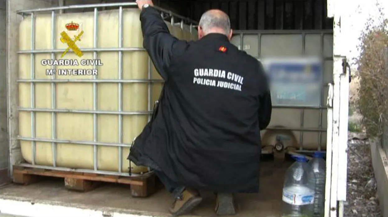 La Guardia Civil interviene contenedores con gasóleo robado en un oleoducto