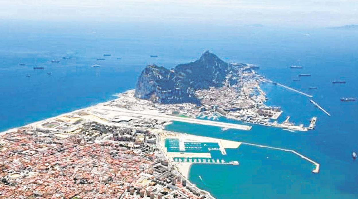 El Peñón y La Línea a vista de pájaro.