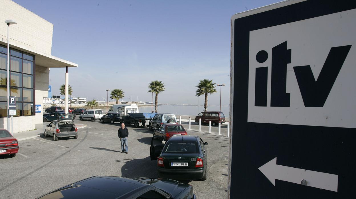 Acceso a la ITV de Cádiz, en el parque de Levante