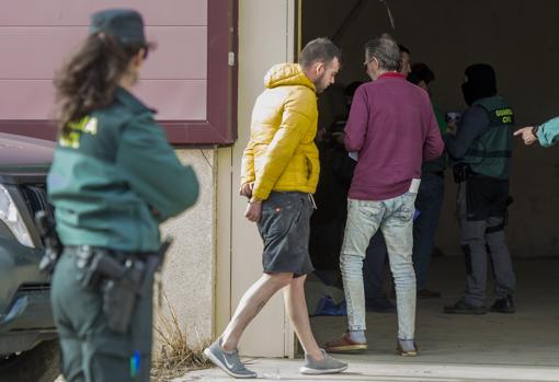 Dos de los detenidos durante el registro de una nave en Salteras