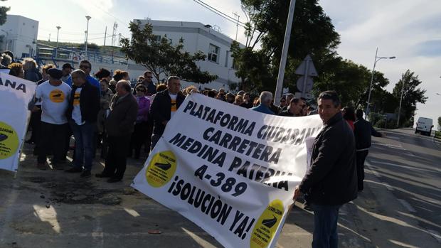 Hartos de jugarse la vida por el «pésimo» estado de la carretera Paterna-Medina