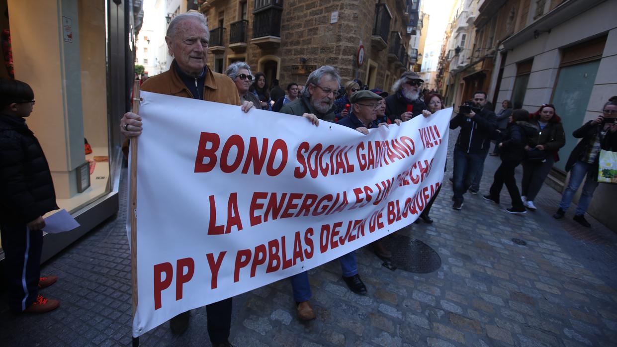 Ciudadanos pidiendo el bono social eléctrico gaditano.