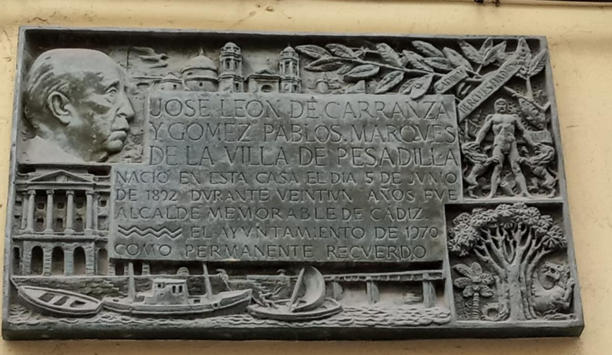 Imagen de la placa dedicada al que fuera alcalde de Cádiz, José León de Carranza, retirada el pasado martes.