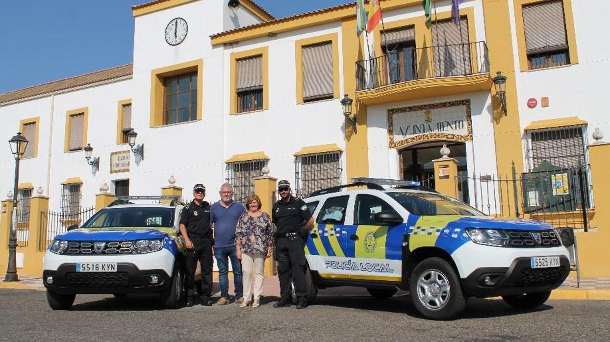 La alcaldesa de Gelves junto a los responsables policiales en la presentación de los dos nuevos coches de la Policía Local